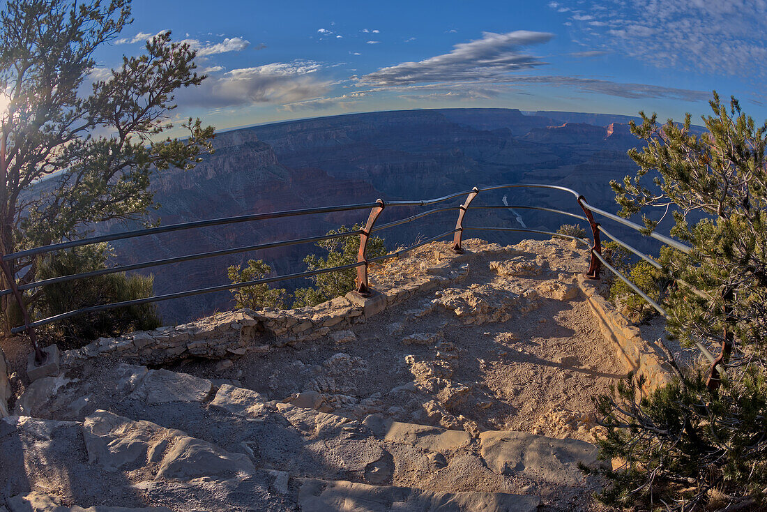 Die mit einem Sicherheitsgeländer versehene Felswand des Mohave Point Overlook, Grand Canyon, UNESCO-Welterbe, Arizona, Vereinigte Staaten von Amerika, Nordamerika