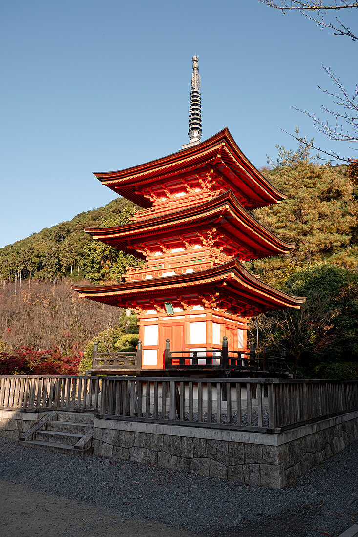 Buddhistischer Tempel Kiyomizu-dera und dreistöckige Pagode Koyasunoto mit Herbstfarben, Kyoto, UNESCO-Welterbestätte, Honshu, Japan, Asien