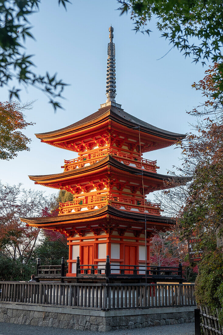 Buddhistischer Tempel Kiyomizu-dera und dreistöckige Pagode Koyasunoto mit Herbstfarben, Kyoto, UNESCO-Welterbestätte, Honshu, Japan, Asien