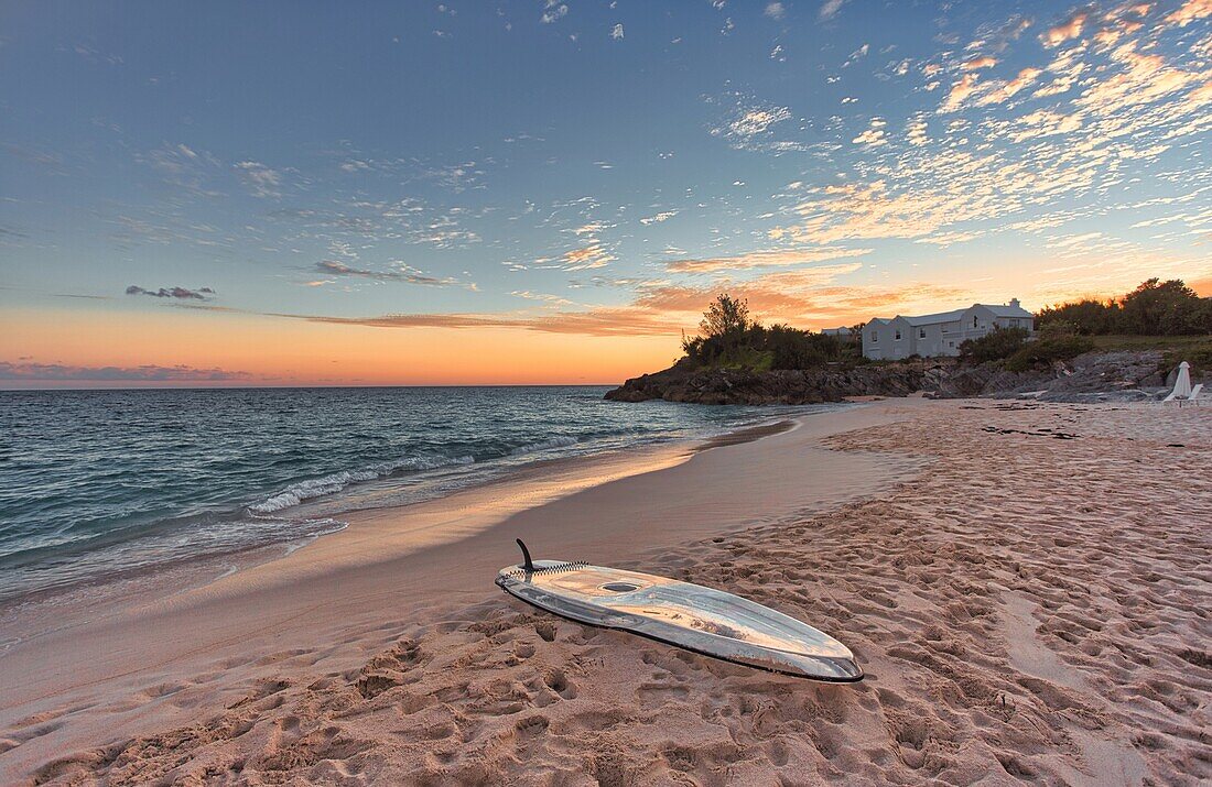 Paddleboard am Strand bei Sonnenuntergang, Bermuda South Shore, Bermuda, Nordatlantik, Nordamerika