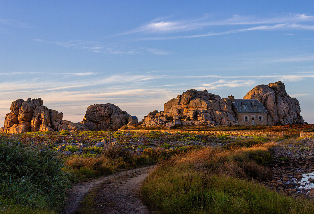 Das Haus zwischen den Felsen, Le Gouffre, Plougrescant, Cotes-d'Armor, Bretagne, Frankreich, Europa