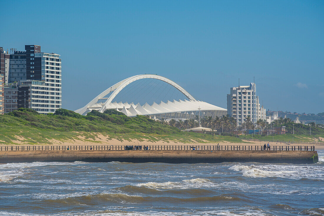 Blick auf das Moses-Mabhida-Stadion vom Pier im Indischen Ozean, Durban, Provinz KwaZulu-Natal, Südafrika, Afrika