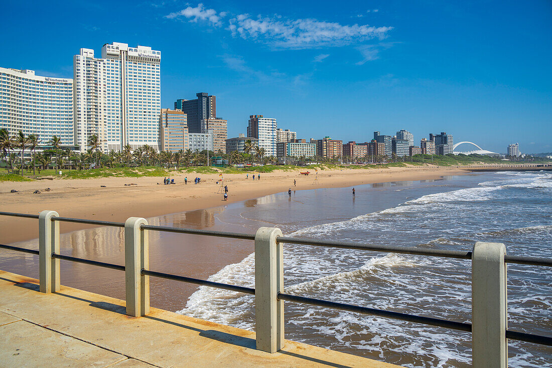 Blick auf Strandpromenade, Strand und Hotels vom Pier im Indischen Ozean, Durban, Provinz KwaZulu-Natal, Südafrika, Afrika