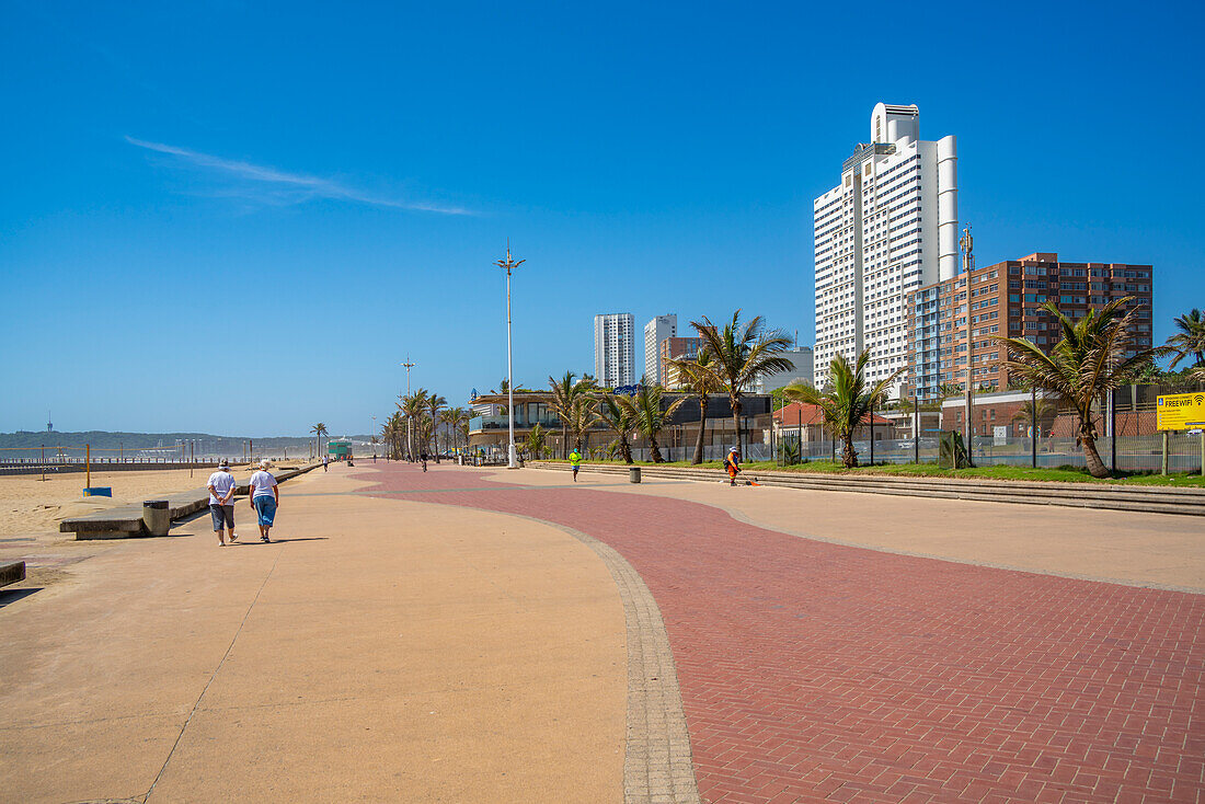 Blick auf Café und Hotels an der Promenade, Durban, Provinz KwaZulu-Natal, Südafrika, Afrika