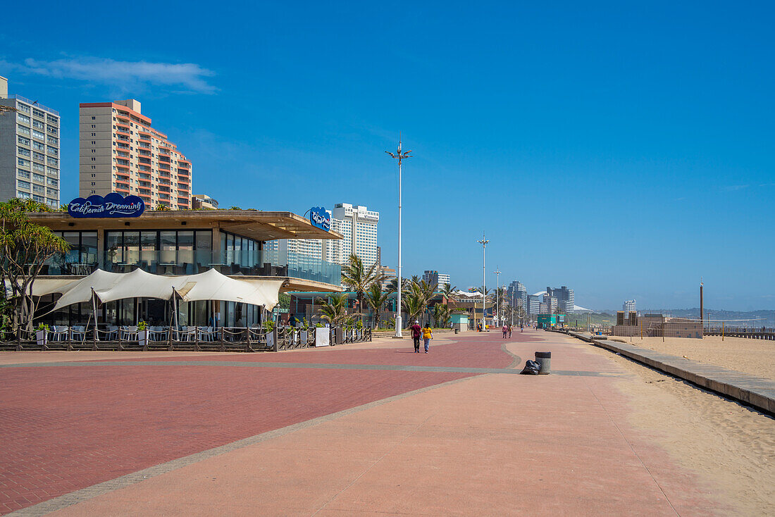 Blick auf Café und Hotels an der Promenade, Durban, Provinz KwaZulu-Natal, Südafrika, Afrika