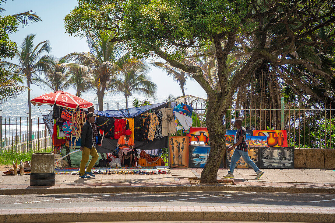 Blick auf einen Souvenirstand unter einem Baum an der Strandpromenade, Durban, Provinz KwaZulu-Natal, Südafrika, Afrika