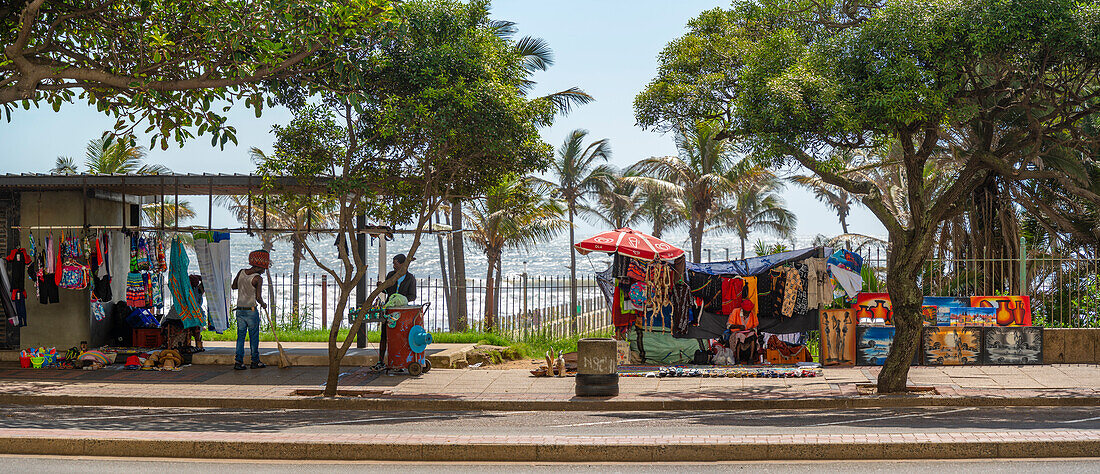 Blick auf einen Souvenirstand unter einem Baum an der Strandpromenade, Durban, Provinz KwaZulu-Natal, Südafrika, Afrika