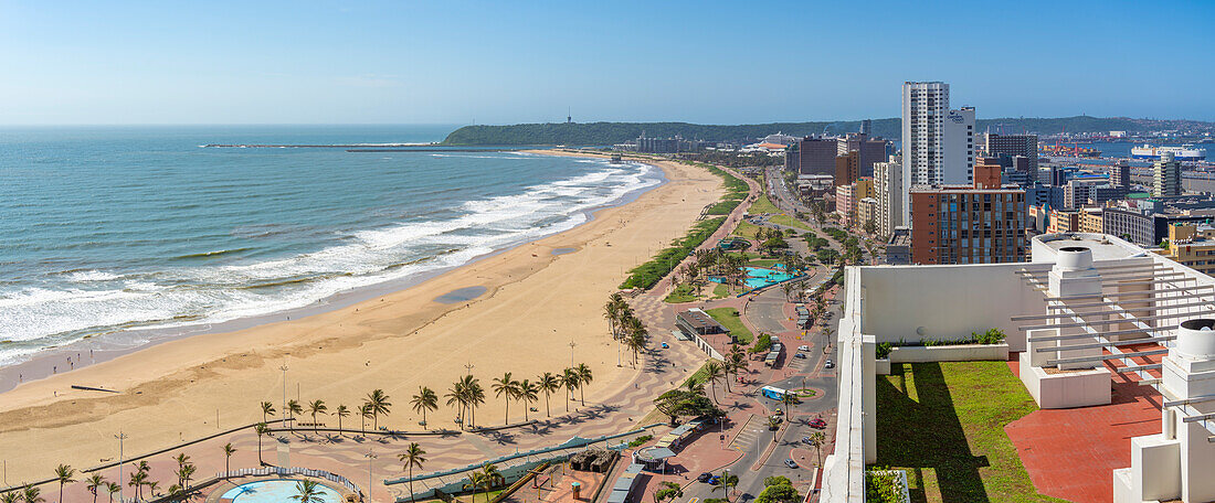 Blick von oben auf Strände, Hotels, Promenade und den Indischen Ozean, Durban, Provinz KwaZulu-Natal, Südafrika, Afrika