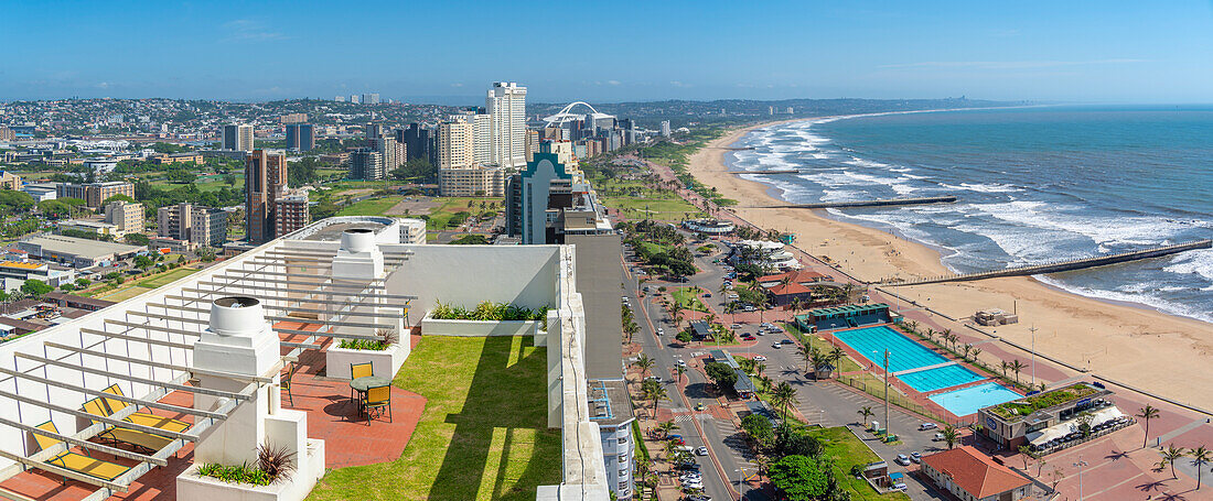 Blick von oben auf Strände, Hotels, Promenade und den Indischen Ozean, Durban, Provinz KwaZulu-Natal, Südafrika, Afrika