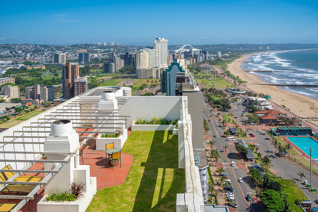 Blick von oben auf Strände, Hotels, Promenade und den Indischen Ozean, Durban, Provinz KwaZulu-Natal, Südafrika, Afrika