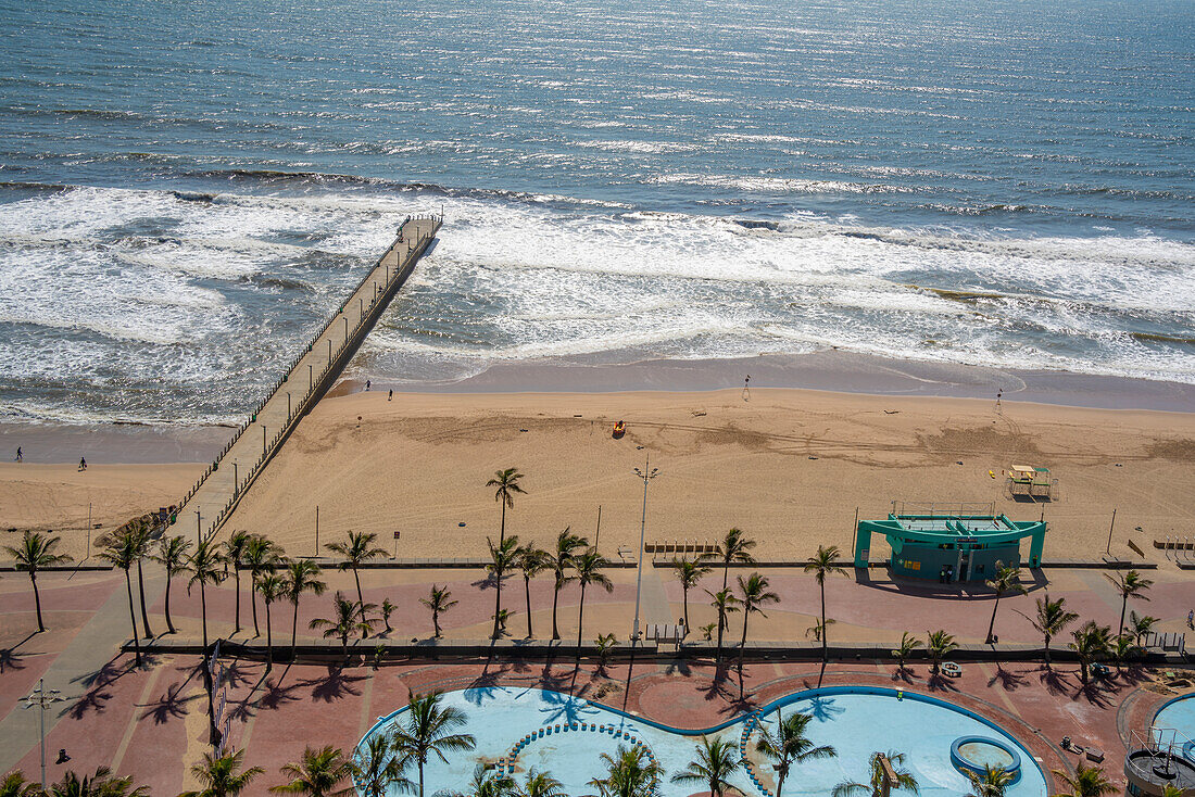 Blick von oben auf Strände, Promenade und Indischen Ozean, Durban, Provinz KwaZulu-Natal, Südafrika, Afrika