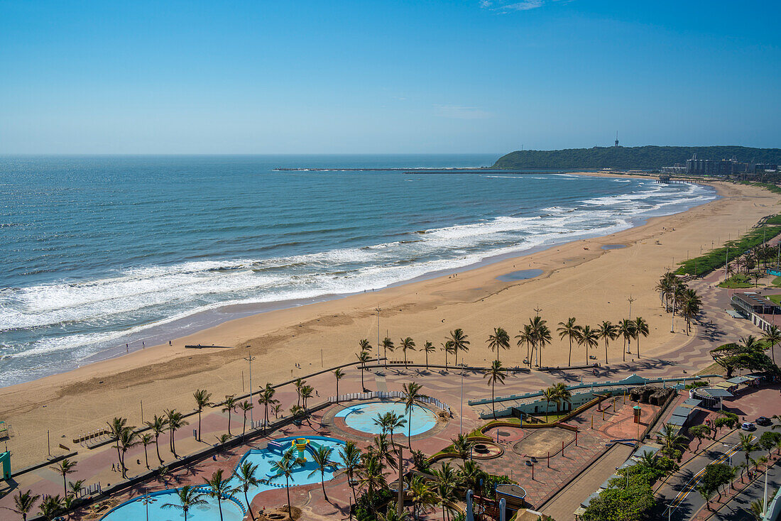 Blick von oben auf Strände, Promenade und Indischen Ozean, Durban, Provinz KwaZulu-Natal, Südafrika, Afrika