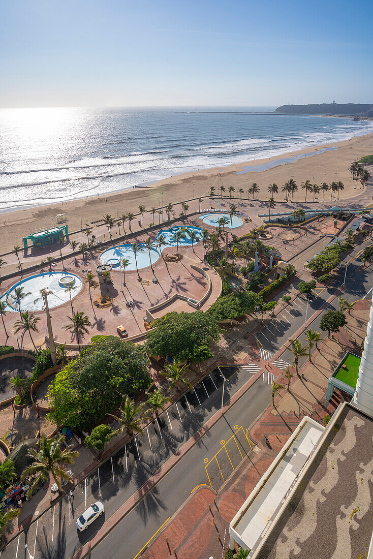 Blick von oben auf Strände, Promenade und Indischen Ozean, Durban, Provinz KwaZulu-Natal, Südafrika, Afrika