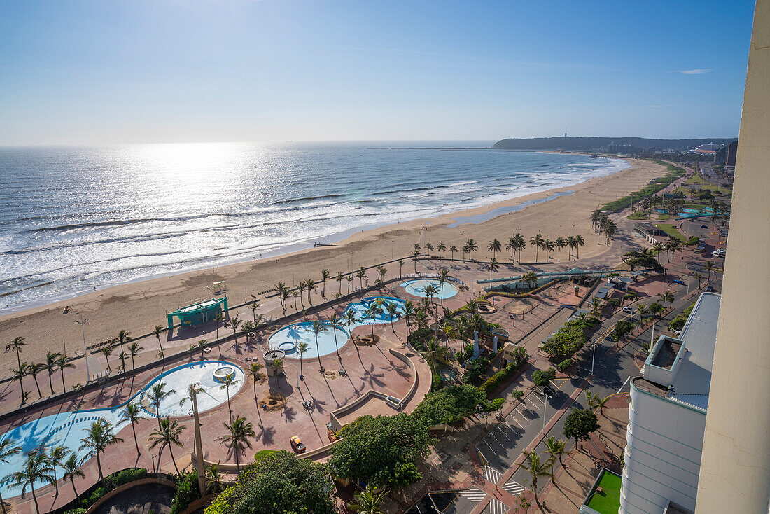 Blick von oben auf Strände, Promenade und Indischen Ozean, Durban, Provinz KwaZulu-Natal, Südafrika, Afrika