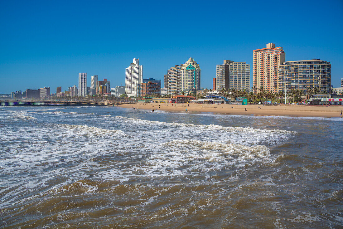 Blick auf Strandpromenade, Strand und Hotels vom Pier im Indischen Ozean, Durban, Provinz KwaZulu-Natal, Südafrika, Afrika