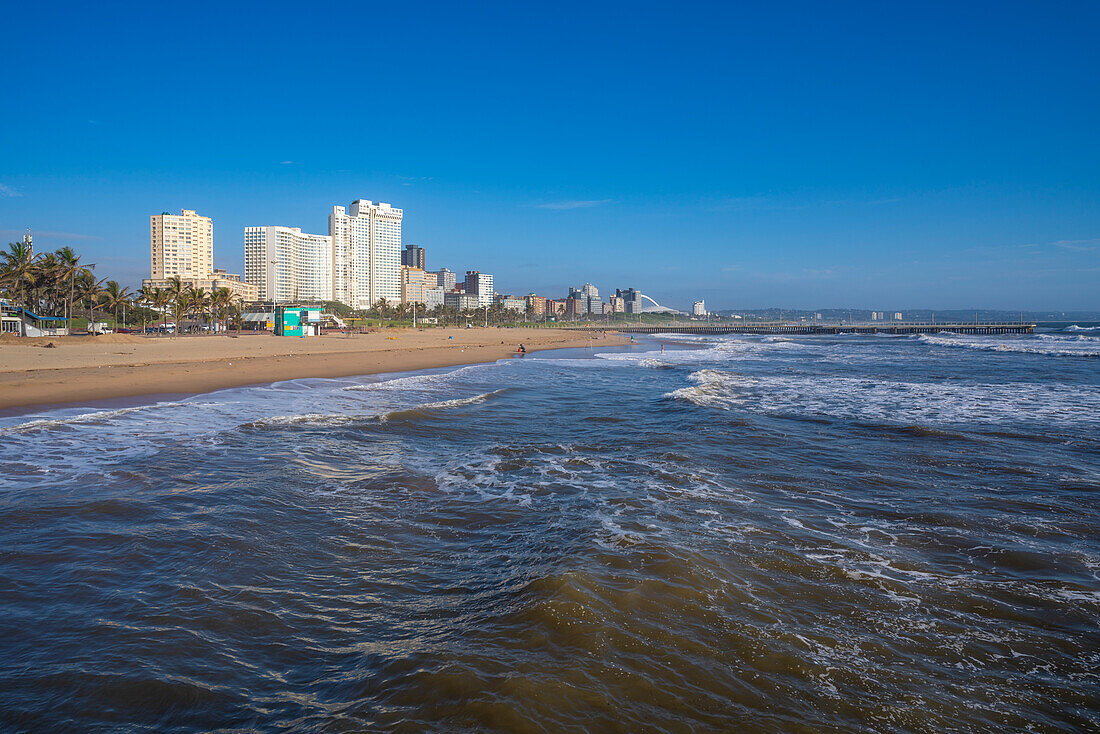 Blick auf Strandpromenade, Strand und Hotels vom Pier im Indischen Ozean, Durban, Provinz KwaZulu-Natal, Südafrika, Afrika