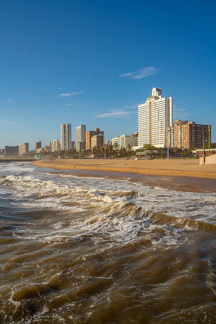 Blick auf Strandpromenade, Strand und Hotels vom Pier im Indischen Ozean, Durban, Provinz KwaZulu-Natal, Südafrika, Afrika