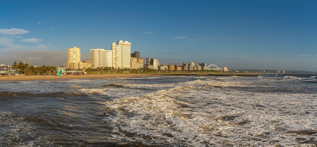 Blick auf Strandpromenade, Strand und Hotels vom Pier im Indischen Ozean, Durban, Provinz KwaZulu-Natal, Südafrika, Afrika