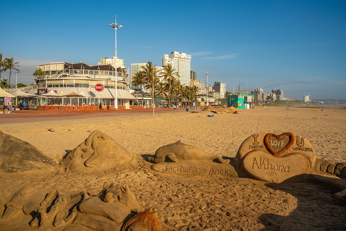 Blick auf Strandpromenade, Strand und Hotels vom Pier im Indischen Ozean, Durban, Provinz KwaZulu-Natal, Südafrika, Afrika