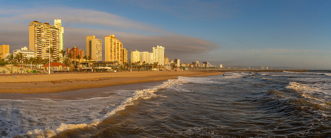 Blick auf Strandpromenade, Strand und Hotels vom Pier im Indischen Ozean bei Sonnenaufgang, Durban, Provinz KwaZulu-Natal, Südafrika, Afrika