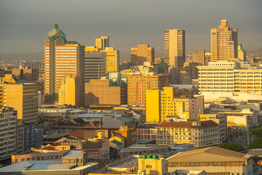 Blick von oben auf die Skyline von Durban bei Sonnenaufgang, Durban, Provinz KwaZulu-Natal, Südafrika, Afrika