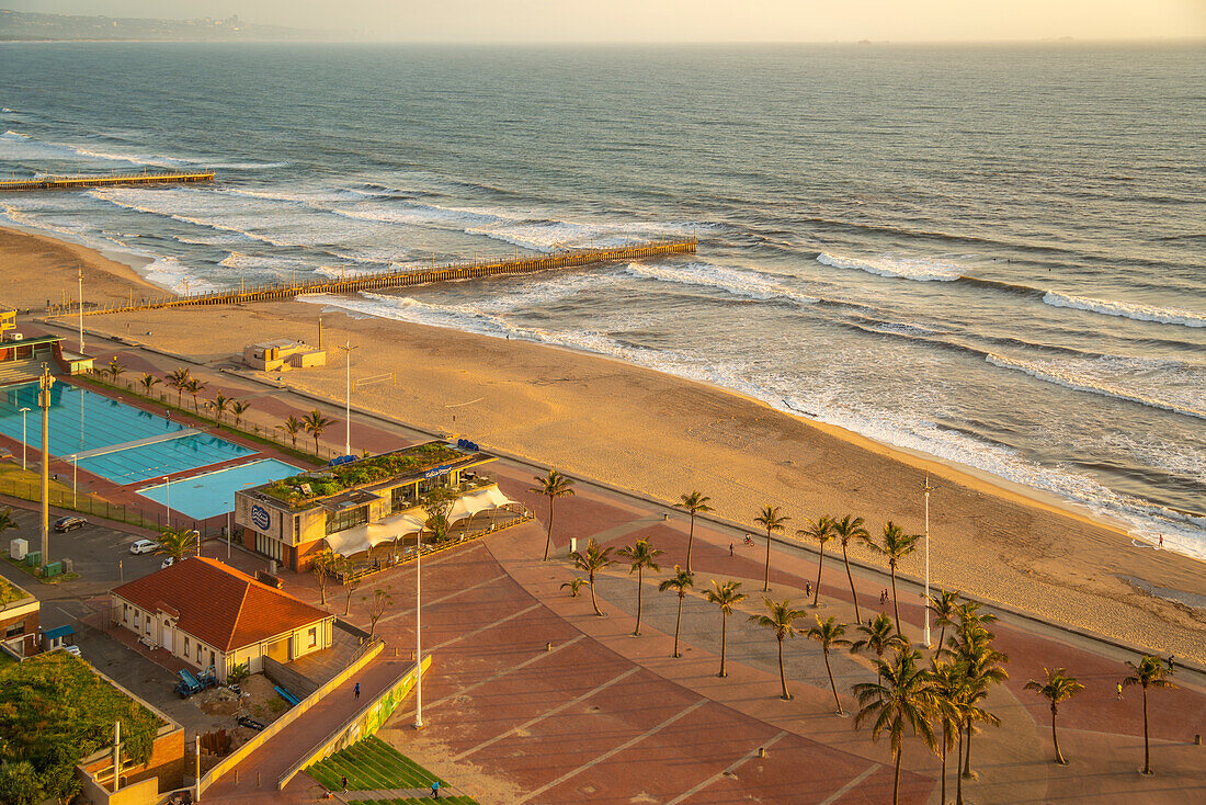 Blick von oben auf Strände, Promenade und Indischen Ozean bei Sonnenaufgang, Durban, Provinz KwaZulu-Natal, Südafrika, Afrika