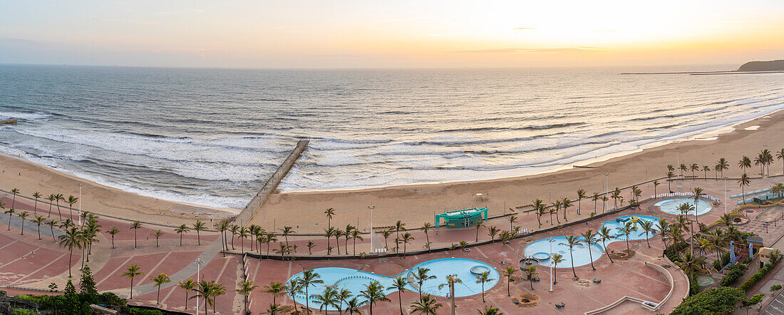 Blick von oben auf Strände, Promenade und Indischen Ozean bei Sonnenaufgang, Durban, Provinz KwaZulu-Natal, Südafrika, Afrika