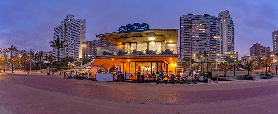 Blick auf Promenadenrestaurant und Hotels vom New Pier in der Abenddämmerung, Durban, Provinz KwaZulu-Natal, Südafrika, Afrika