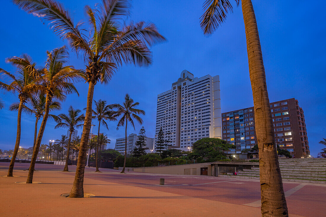 Blick auf Promenade und Hotels vom New Pier in der Abenddämmerung, Durban, Provinz KwaZulu-Natal, Südafrika, Afrika