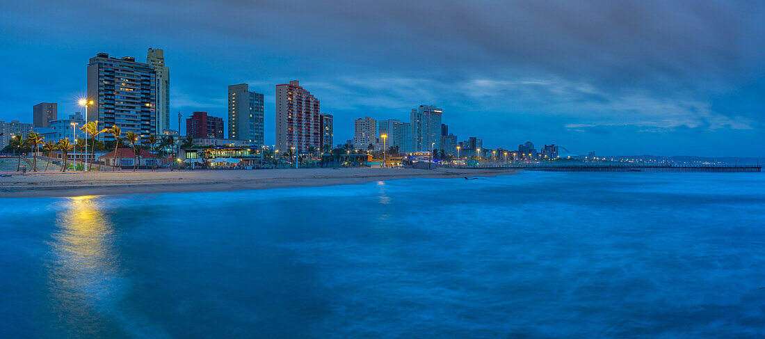 Blick auf Strände, Promenade und Hotels vom New Pier in der Abenddämmerung, Durban, Provinz KwaZulu-Natal, Südafrika, Afrika