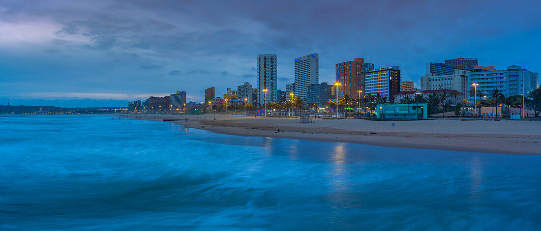 Blick auf Strände, Promenade und Hotels vom New Pier in der Abenddämmerung, Durban, Provinz KwaZulu-Natal, Südafrika, Afrika