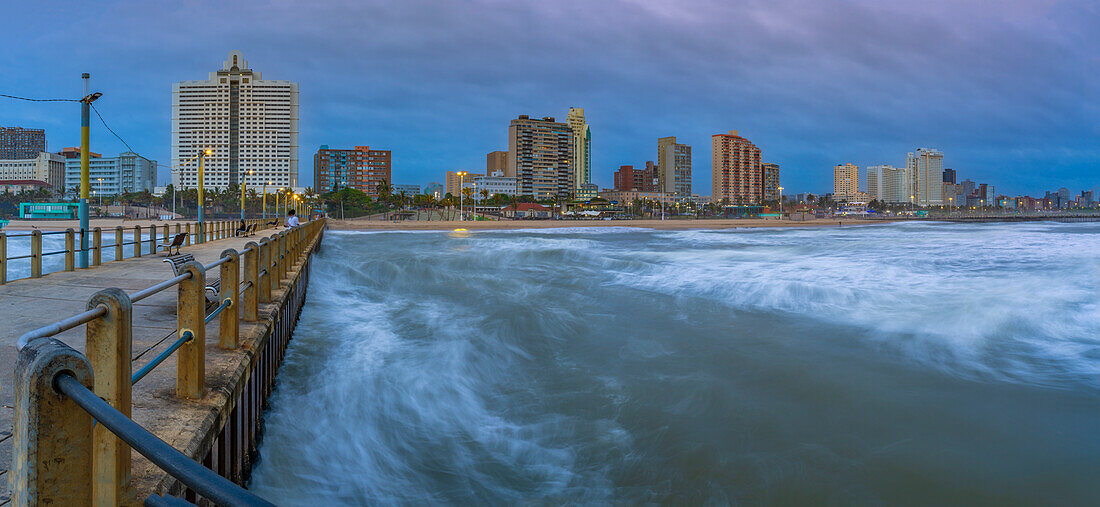 Blick auf Strände, Promenade und Hotels vom New Pier in der Abenddämmerung, Durban, Provinz KwaZulu-Natal, Südafrika, Afrika