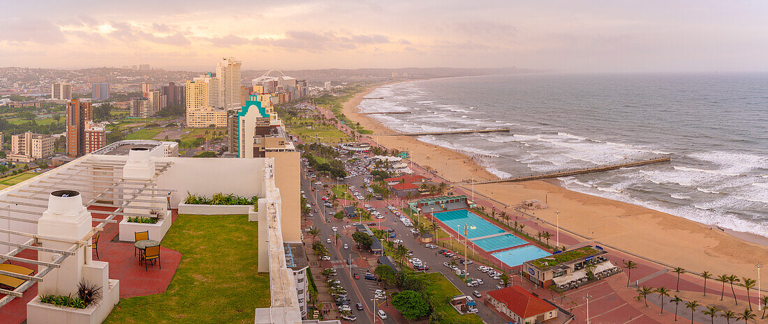 Blick von oben auf Strände, Promenade und Indischen Ozean, Durban, Provinz KwaZulu-Natal, Südafrika, Afrika