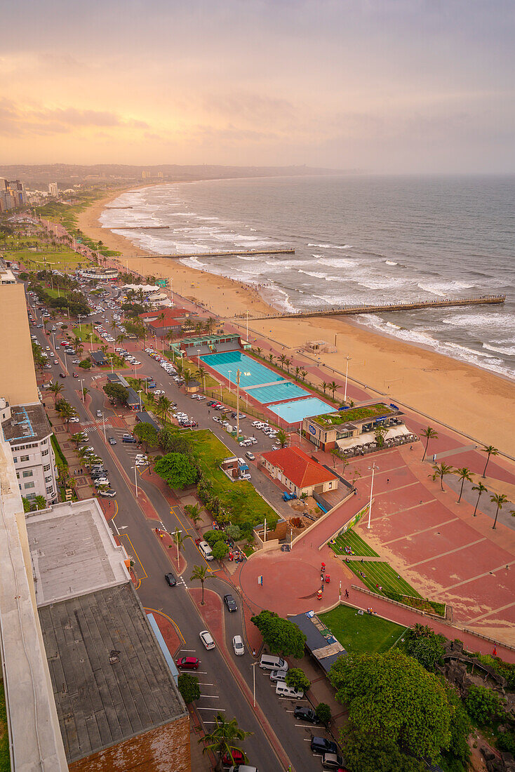 Blick von oben auf Strände, Promenade und Indischen Ozean, Durban, Provinz KwaZulu-Natal, Südafrika, Afrika