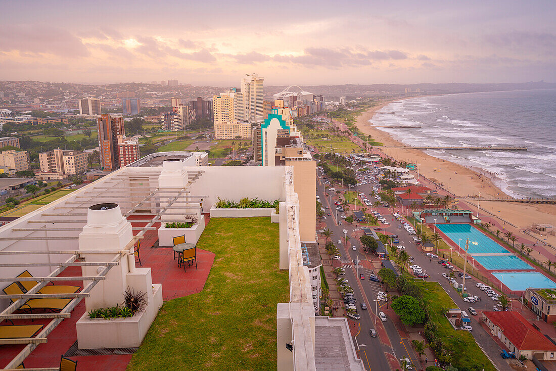 Blick von oben auf Strände, Promenade und Indischen Ozean, Durban, Provinz KwaZulu-Natal, Südafrika, Afrika