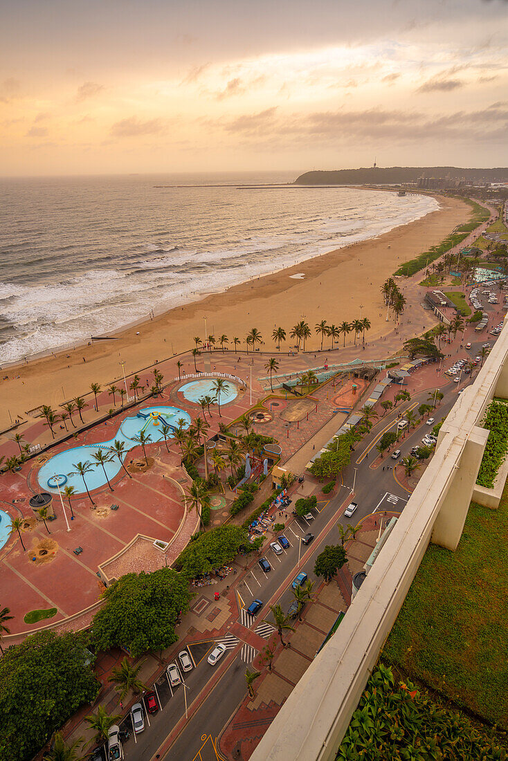 Blick von oben auf Strände, Promenade und Indischen Ozean, Durban, Provinz KwaZulu-Natal, Südafrika, Afrika