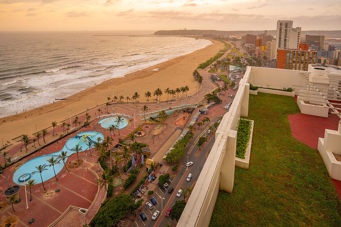 Blick von oben auf Strände, Promenade und Indischen Ozean, Durban, Provinz KwaZulu-Natal, Südafrika, Afrika