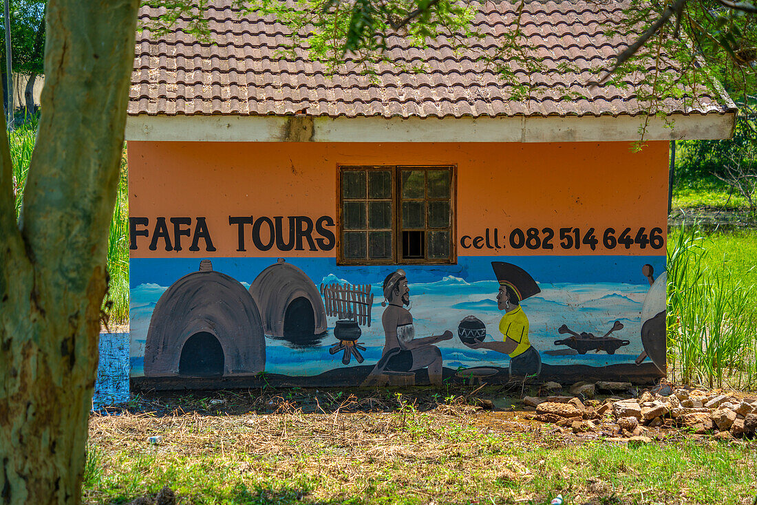 Blick auf Kunstwerke an einer Wand im traditionellen Zulu-Dorf, Veyane Cultural Village, Khula, Khula Village, Provinz KwaZulu-Natal, Südafrika, Afrika