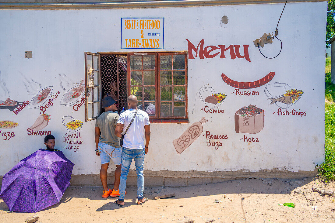 Blick auf ein Take-Away-Café in einem traditionellen Zulu-Dorf, Veyane Cultural Village, Khula, Khula Village, Provinz KwaZulu-Natal, Südafrika, Afrika