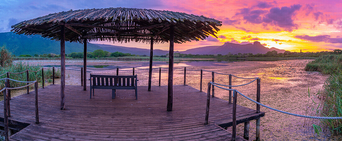 Blick auf den Jet Lake und den Ubombo Mountain vom Ghost Mountain Inn bei Sonnenaufgang, Mkuze, Provinz KwaZulu-Natal, Südafrika, Afrika