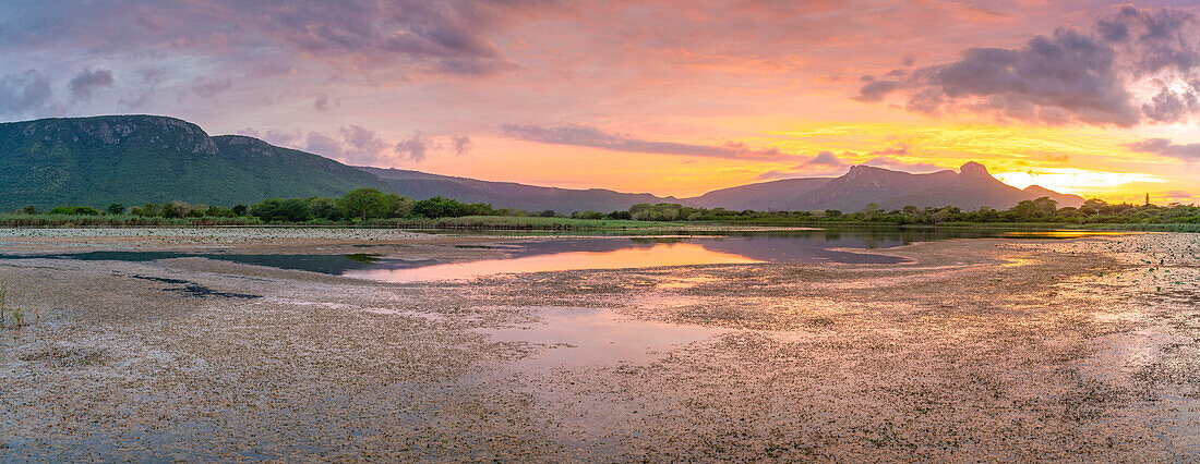 Blick auf den Jet Lake und den Ubombo Mountain vom Ghost Mountain Inn bei Sonnenaufgang, Mkuze, Provinz KwaZulu-Natal, Südafrika, Afrika