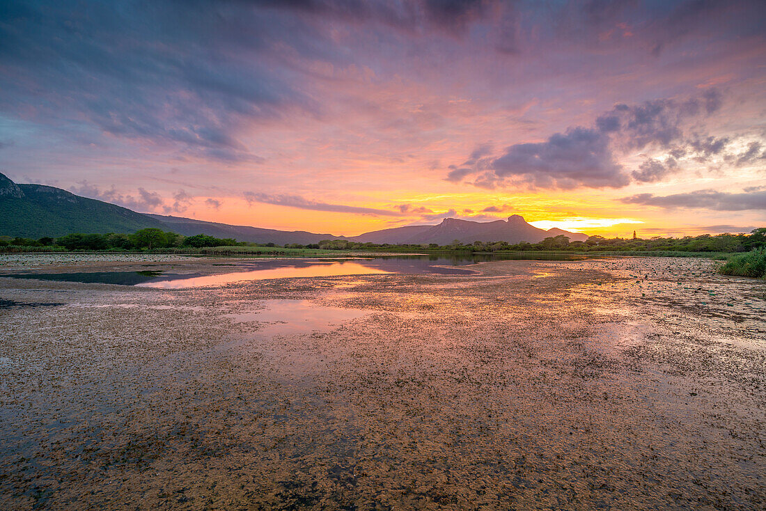 Blick auf den Jet Lake und den Ubombo Mountain vom Ghost Mountain Inn bei Sonnenaufgang, Mkuze, Provinz KwaZulu-Natal, Südafrika, Afrika