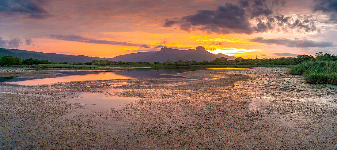 Blick auf den Jet Lake und den Ubombo Mountain vom Ghost Mountain Inn bei Sonnenaufgang, Mkuze, Provinz KwaZulu-Natal, Südafrika, Afrika