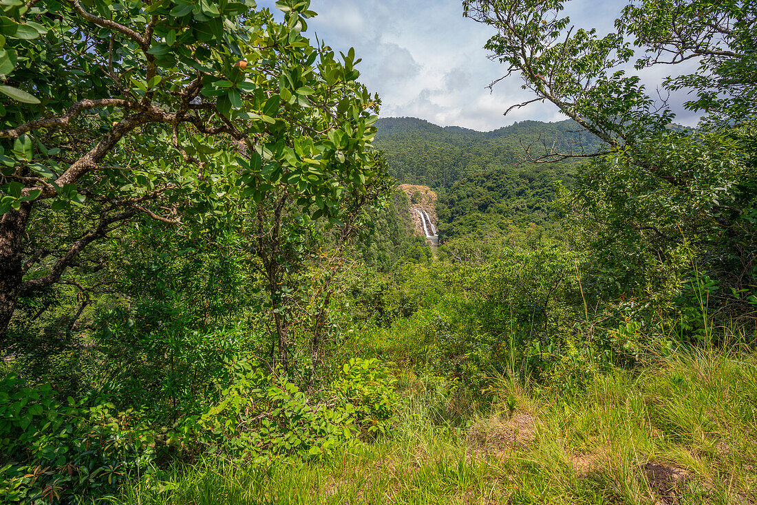 Blick auf die Mantenga-Fälle, Mantenga Cultural Village, eine traditionelle Siedlung in Eswatini, Malkerns, Eswatini, Afrika