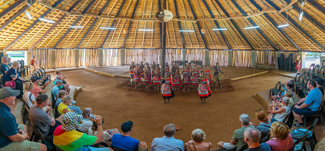 Blick auf eine Swazi-Musik- und Tanzaufführung, Mantenga Cultural Village, eine traditionelle Siedlung in Eswatini, Malkerns, Eswatini, Afrika