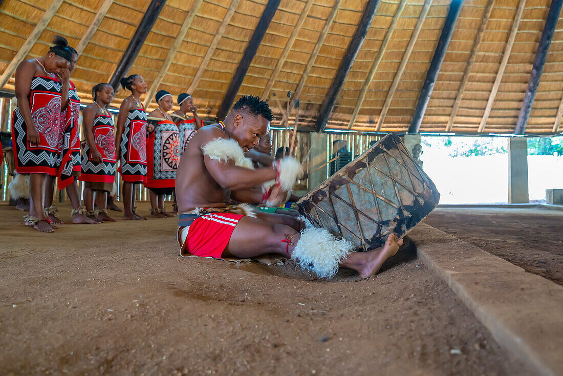 Blick auf eine Swazi-Musik- und Tanzaufführung, Mantenga Cultural Village, eine traditionelle Siedlung in Eswatini, Malkerns, Eswatini, Afrika