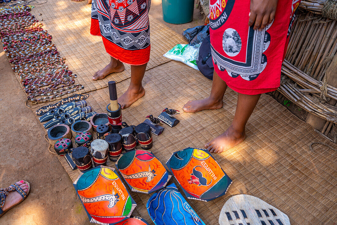 Blick auf handgefertigte Souvenirs im Mantenga Cultural Village, einer traditionellen Eswatini-Siedlung, Malkerns, Eswatini, Afrika