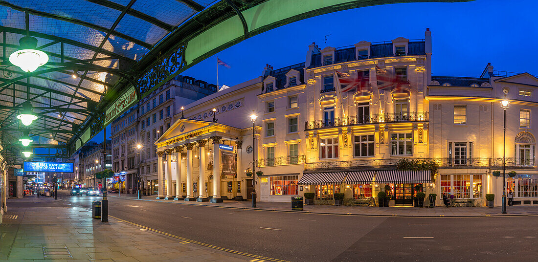 Blick auf das Theatre Royal Haymarket in der Abenddämmerung, Westminster, London, England, Vereinigtes Königreich, Europa