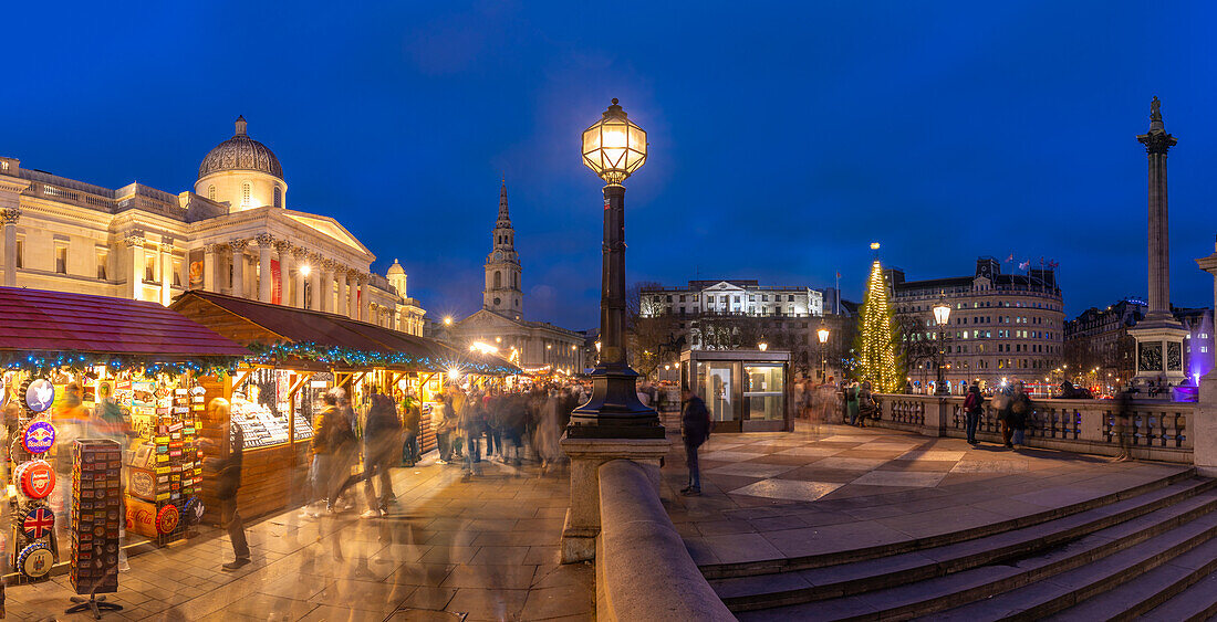 Blick auf den Weihnachtsmarkt und die National Gallery am Trafalgar Square in der Abenddämmerung, Westminster, London, England, Vereinigtes Königreich, Europa