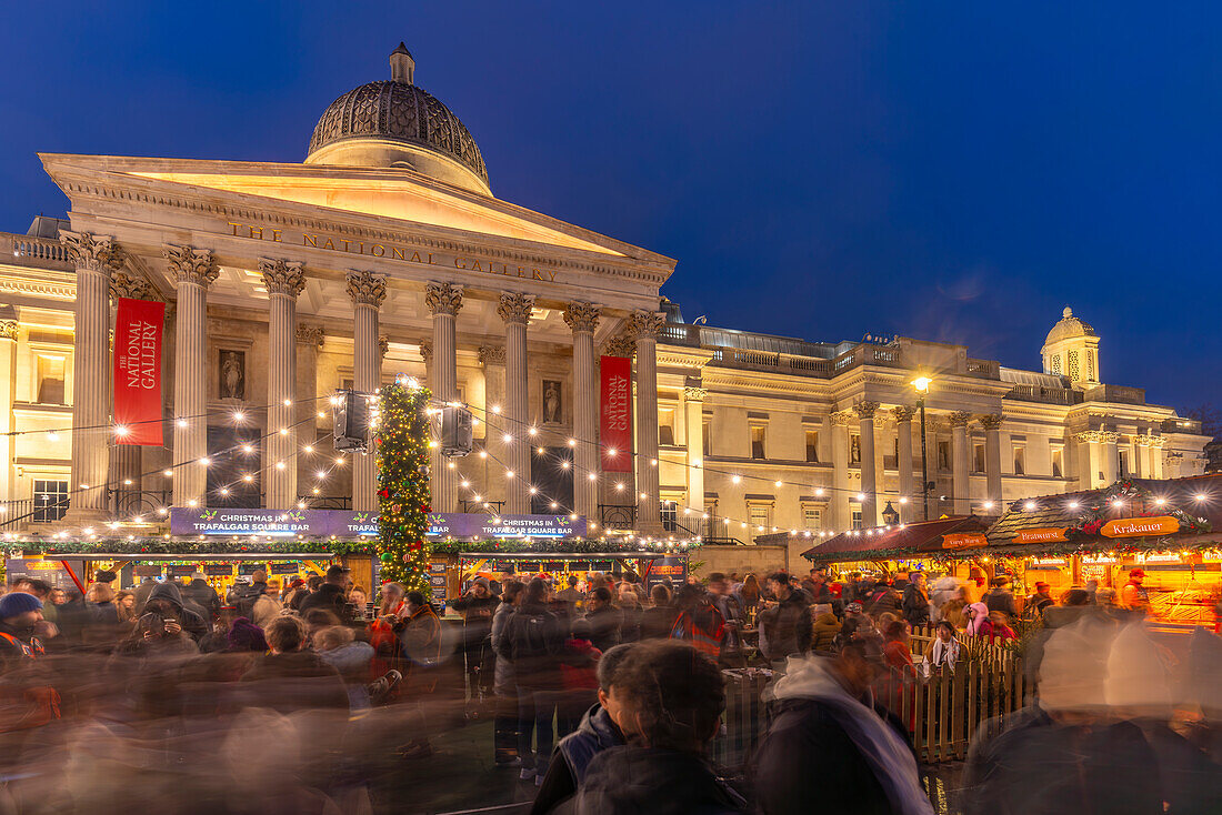 Blick auf den Weihnachtsmarkt und die National Gallery am Trafalgar Square in der Abenddämmerung, Westminster, London, England, Vereinigtes Königreich, Europa